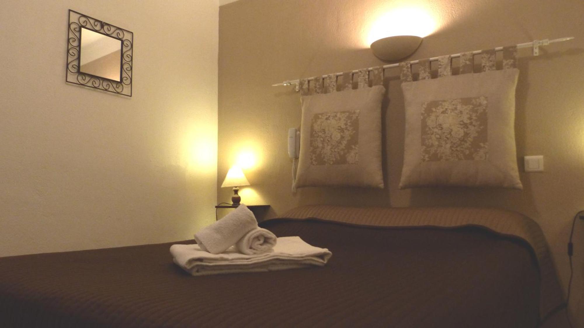 Lou Garbin Hotel Saint-Laurent-d'Aigouze Room photo